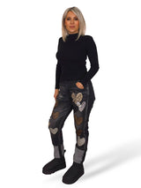 CALÇAS DE ganga COM ESTAMPA ANIMAL E CORAÇÕES METÁLICOS