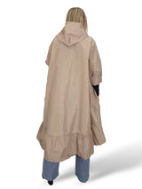Capa de chuva com folhos