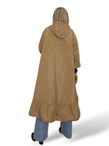 Capa de chuva com folhos