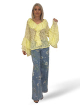 SPITZENBLUSE MIT RÜSCHEN UND V-AUSSCHNITT