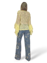 SPITZENBLUSE MIT RÜSCHEN UND V-AUSSCHNITT