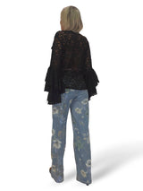 SPITZENBLUSE MIT RÜSCHEN UND V-AUSSCHNITT