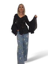 SPITZENBLUSE MIT RÜSCHEN UND V-AUSSCHNITT