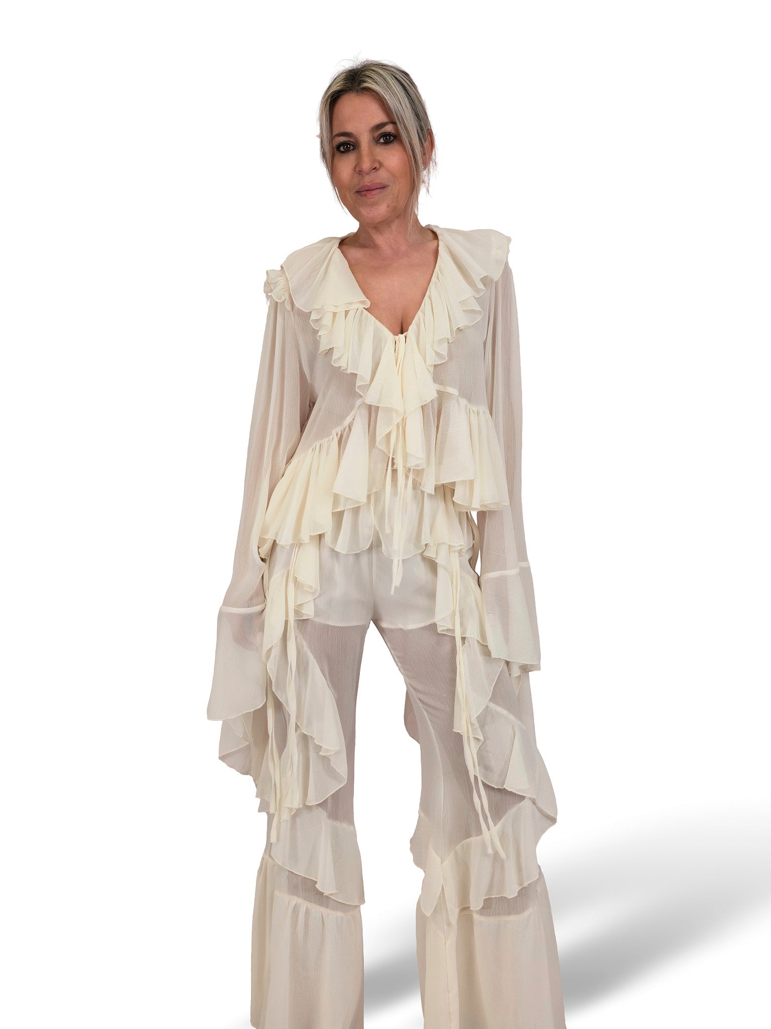 Completo composto da camicetta in chiffon e pantaloni con volant
