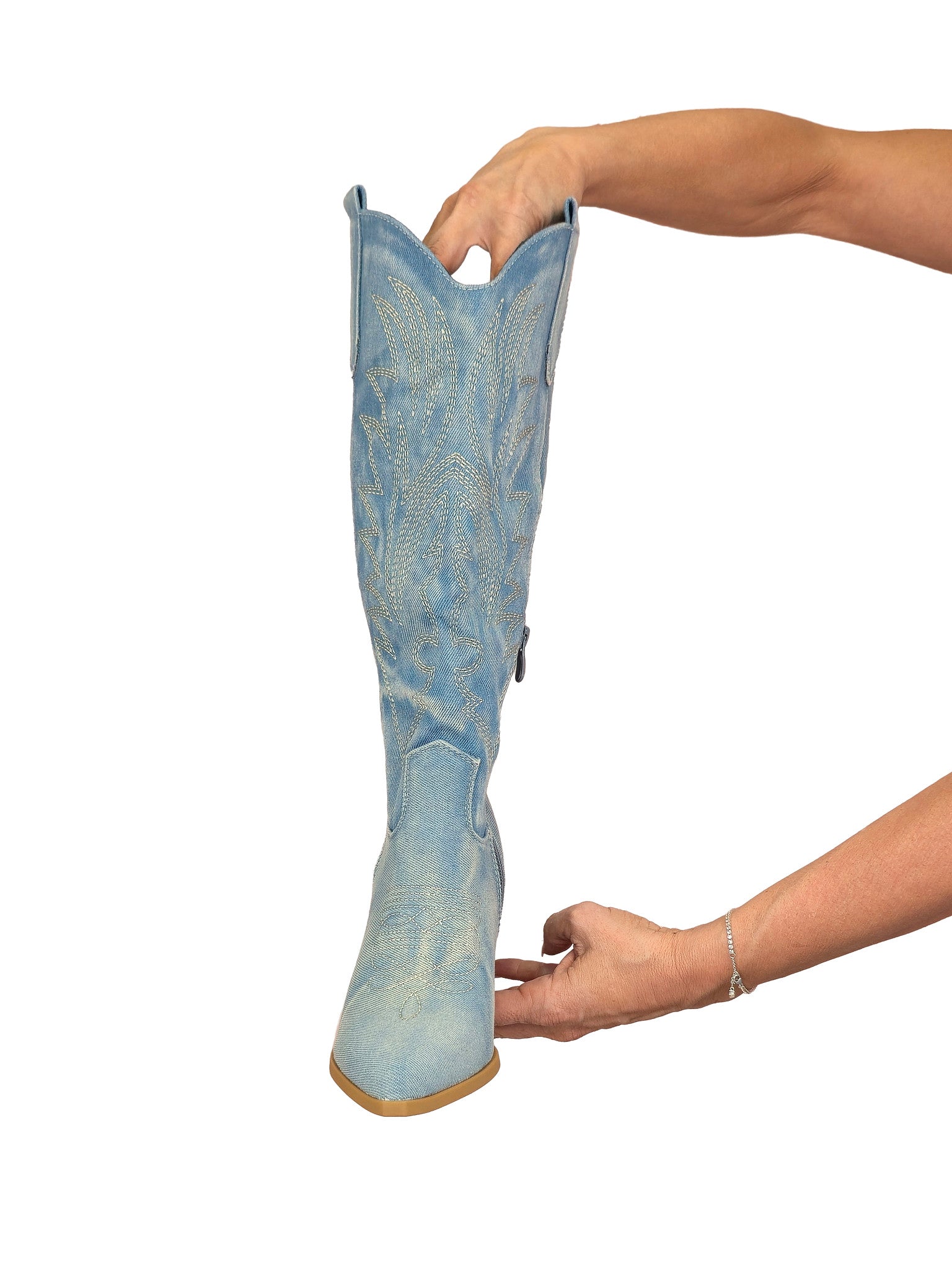 BOTAS DE CANO ALTO ESTILO COWBOY EM JEANS