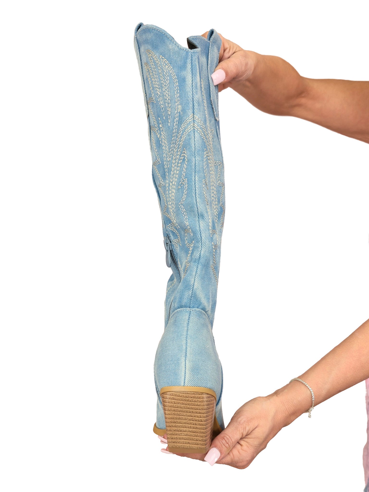 BOTAS DE CANO ALTO ESTILO COWBOY EM JEANS