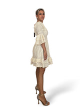 VESTIDO CURTO BEGE BORDADO AO ESTILO INGLÊS
