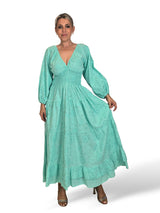 Vestido comprido turquesa recortado e bordado