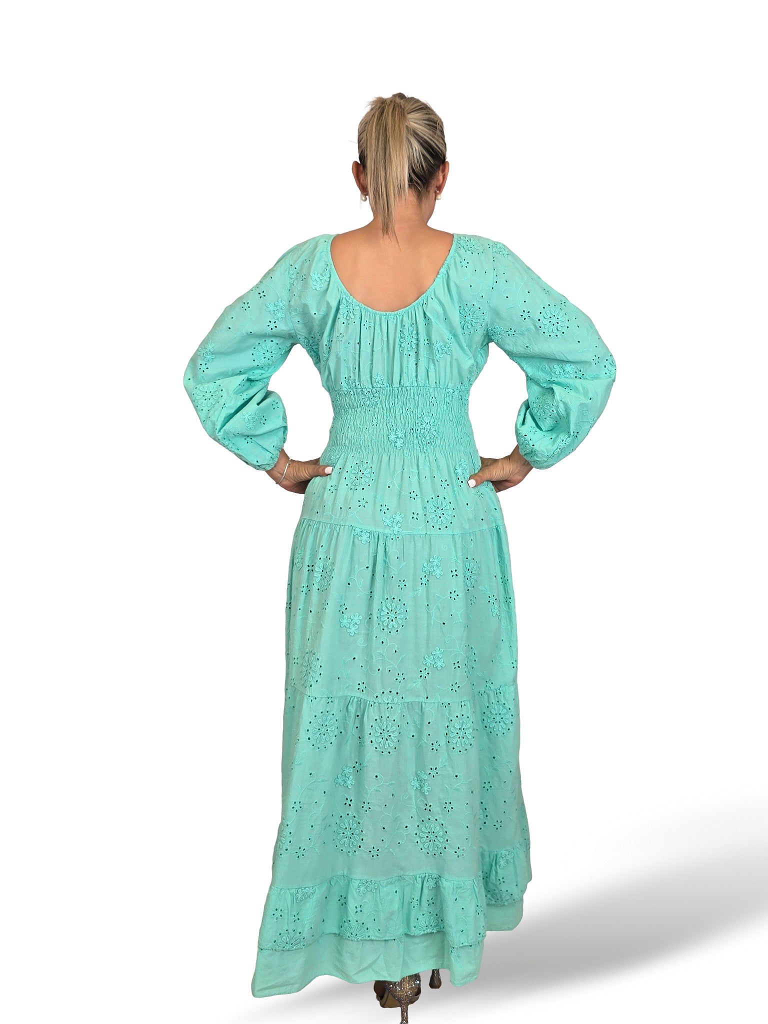 Vestido comprido turquesa recortado e bordado