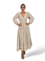 Vestido comprido de areia recortado e bordado