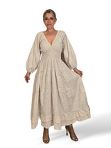 Vestido comprido de areia recortado e bordado