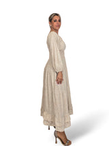 Vestido comprido de areia recortado e bordado