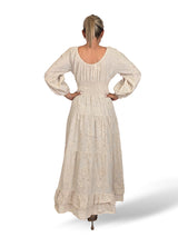 Vestido comprido de areia recortado e bordado