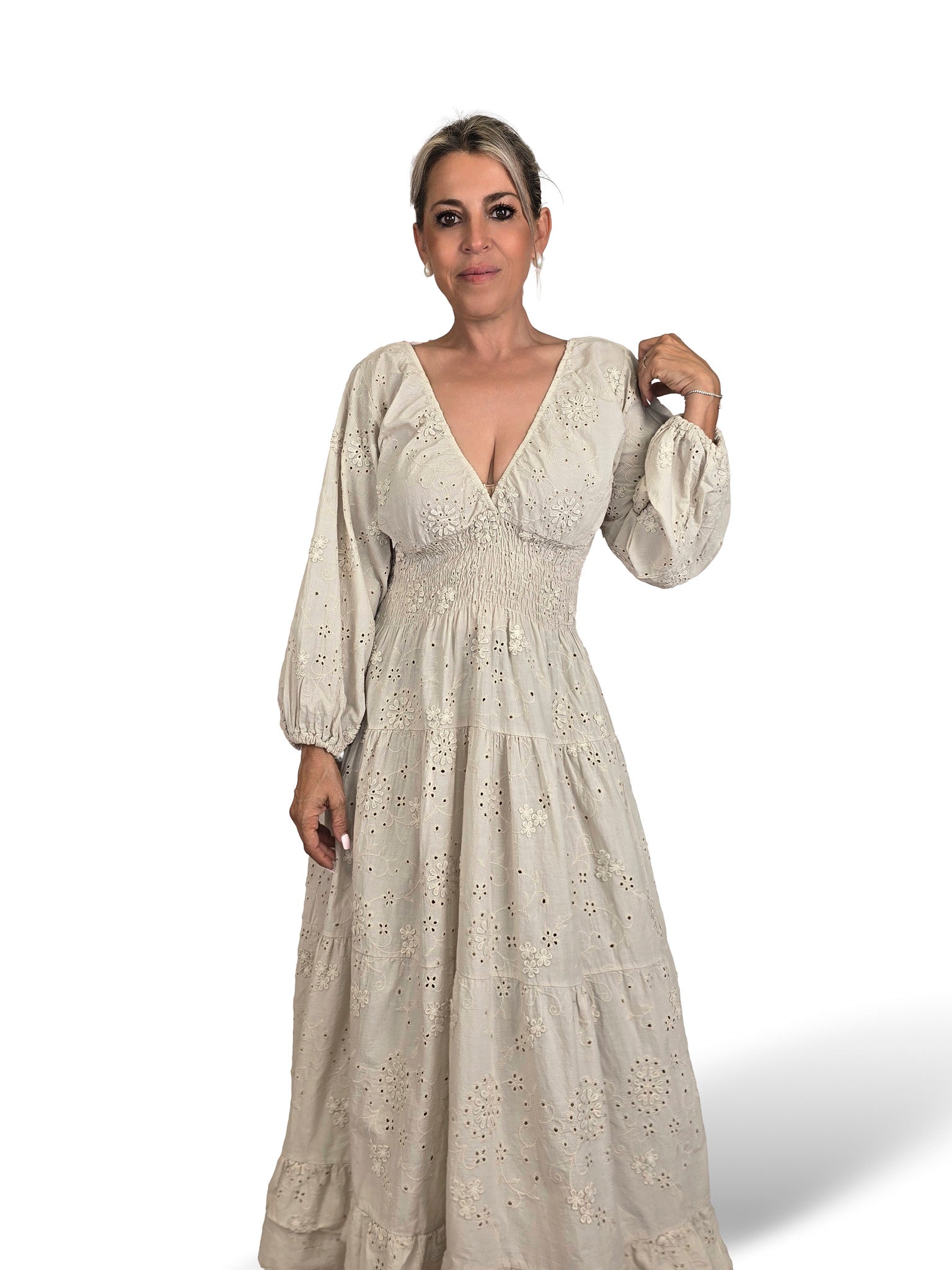 Vestido comprido de areia recortado e bordado