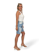 JOT GESTREIFTE UND GESCHNITTENE DENIMSHORTS