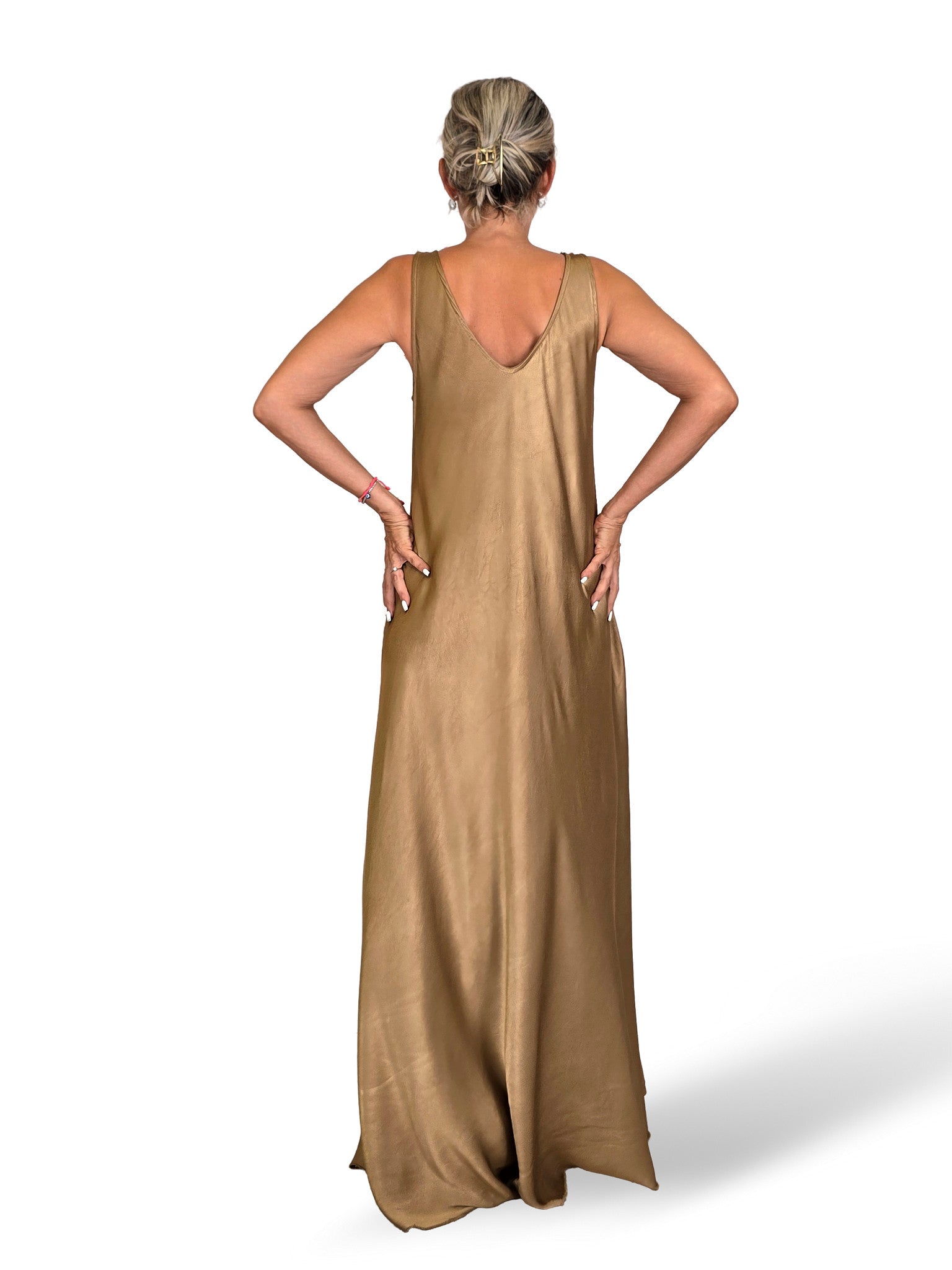 ROBE À LONGUES BRETELLES EN SATIN