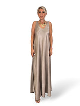 ROBE À LONGUES BRETELLES EN SATIN
