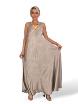 ROBE À LONGUES BRETELLES EN SATIN