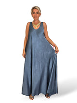 ROBE À LONGUES BRETELLES EN SATIN