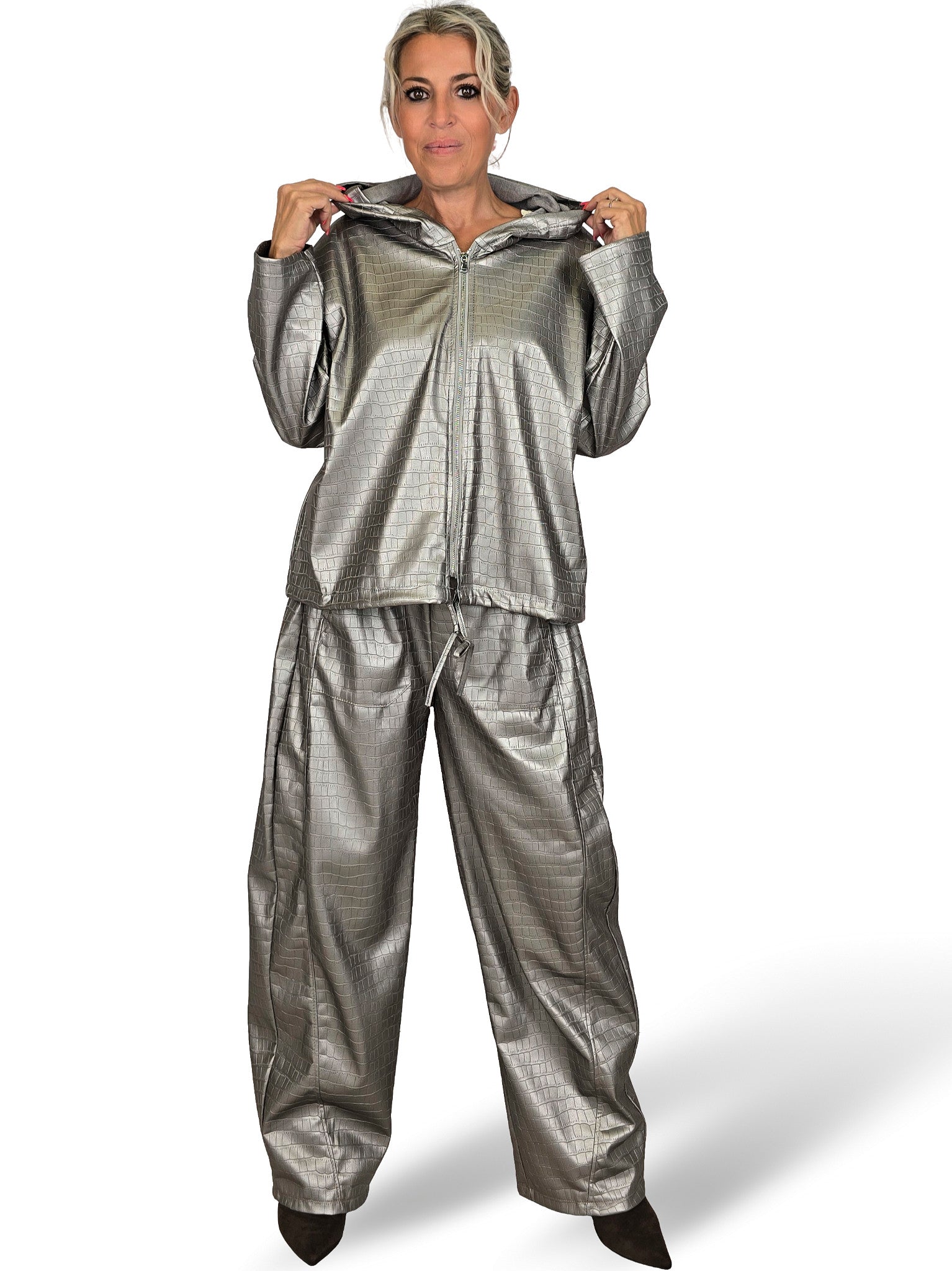 COMPLETO IN ECOPELLE EFFETTO COCCODRILLO CON GIACCA E PANTALONI CON CAPPUCCIO