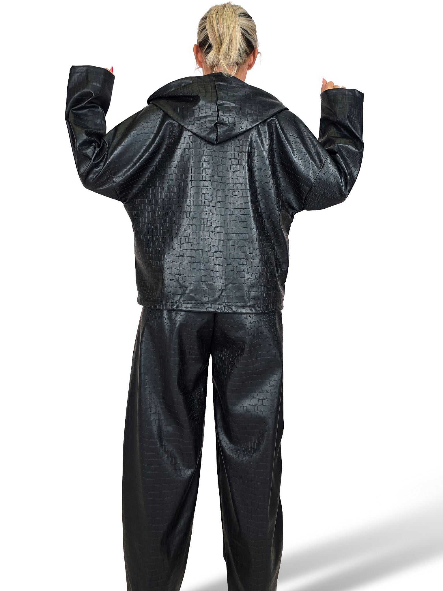 COMPLETO IN ECOPELLE EFFETTO COCCODRILLO CON GIACCA E PANTALONI CON CAPPUCCIO