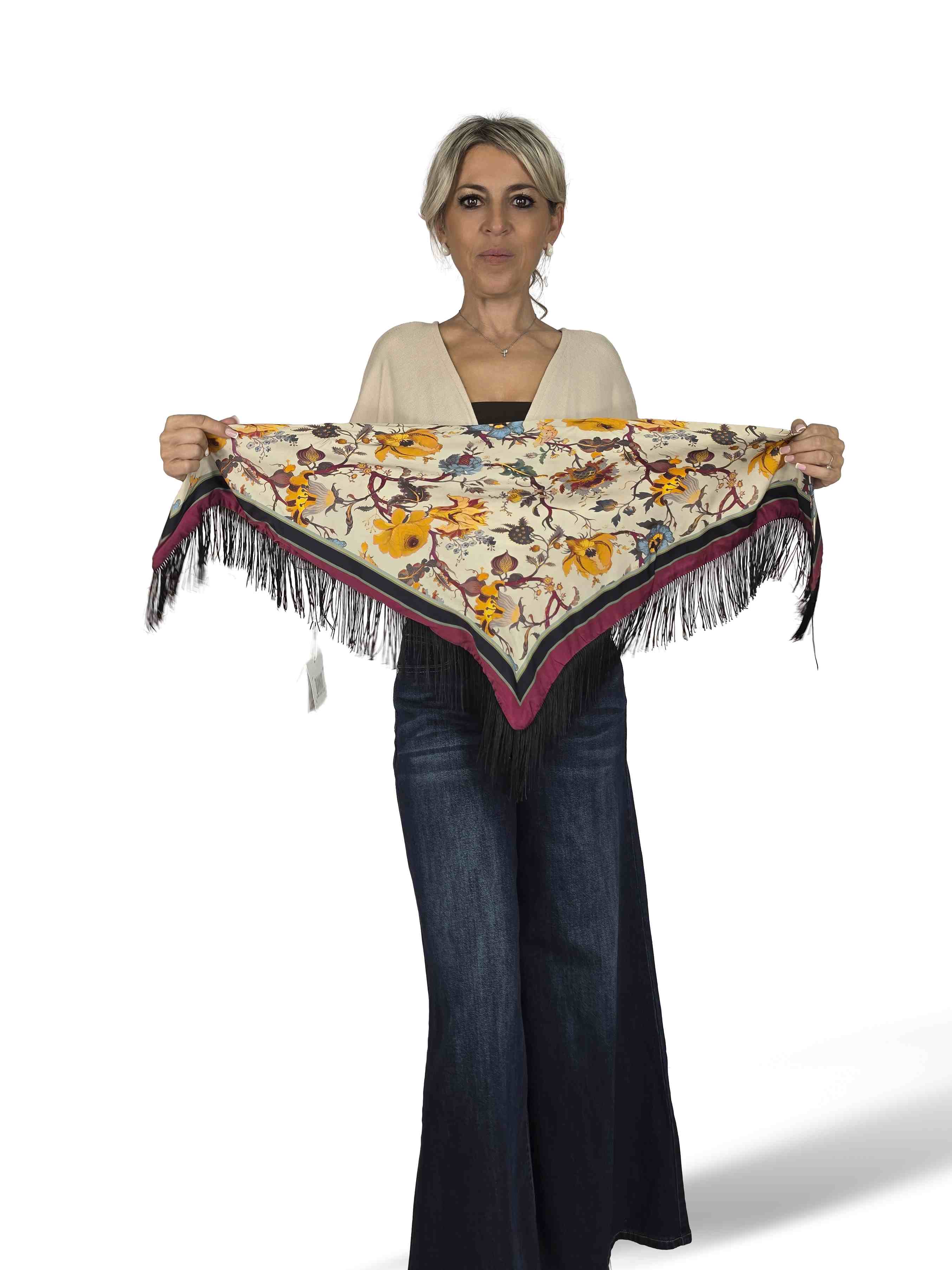 ÉCHARPE EN SATIN IMPRIMÉ FRANGES