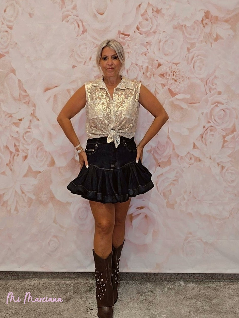 CAMISA DE RENDA SEM MANGAS DOURADA