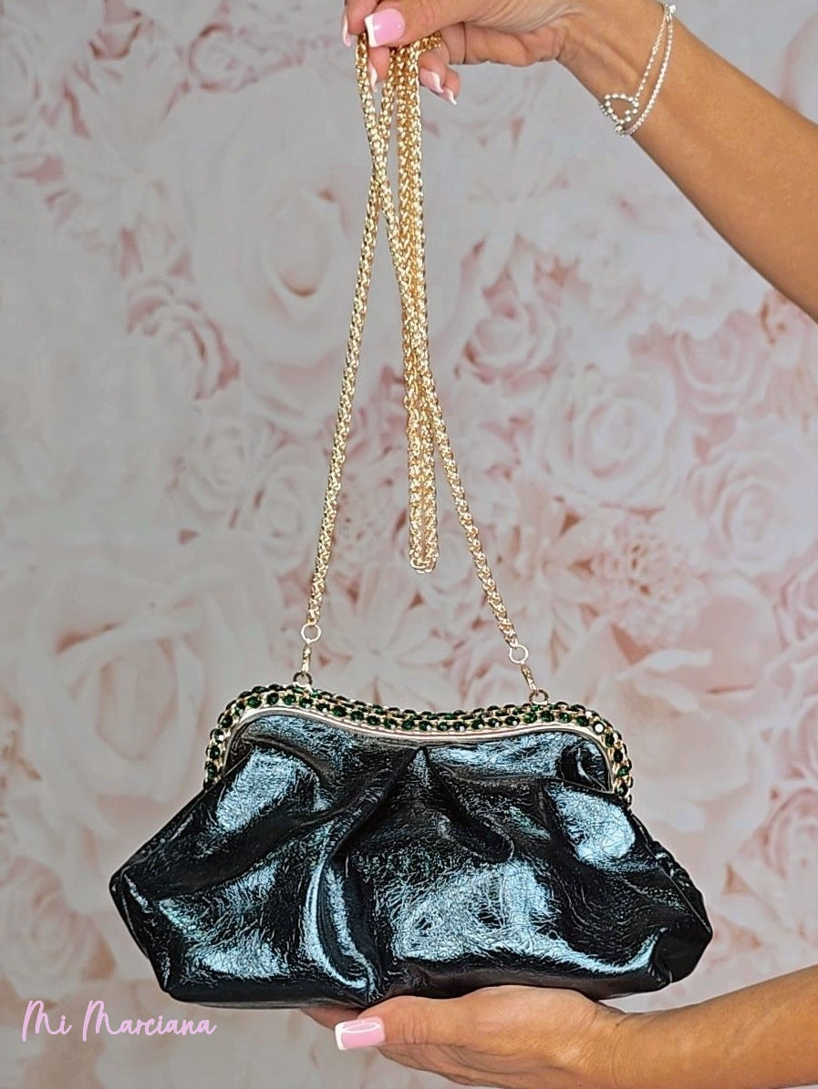 Poche métallique ornée d'ailes en strass