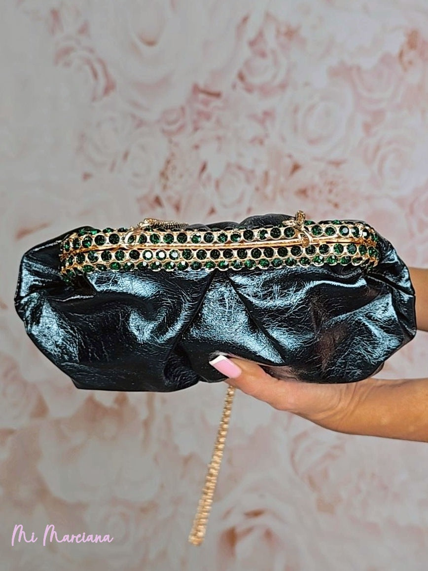 Poche métallique ornée d'ailes en strass