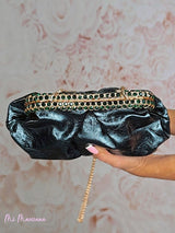 Poche métallique ornée d'ailes en strass