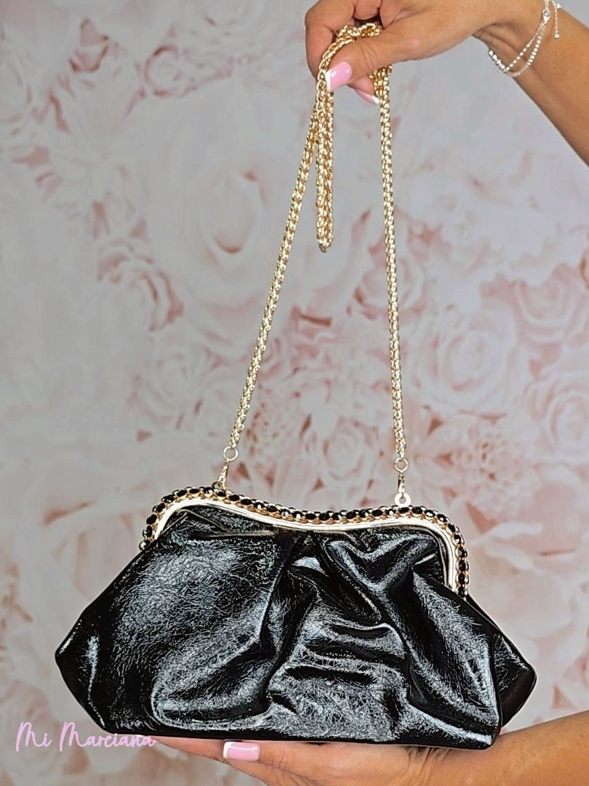 Poche métallique ornée d'ailes en strass