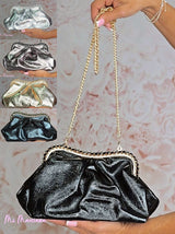 Poche métallique ornée d'ailes en strass