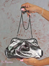 Poche métallique ornée d'ailes en strass