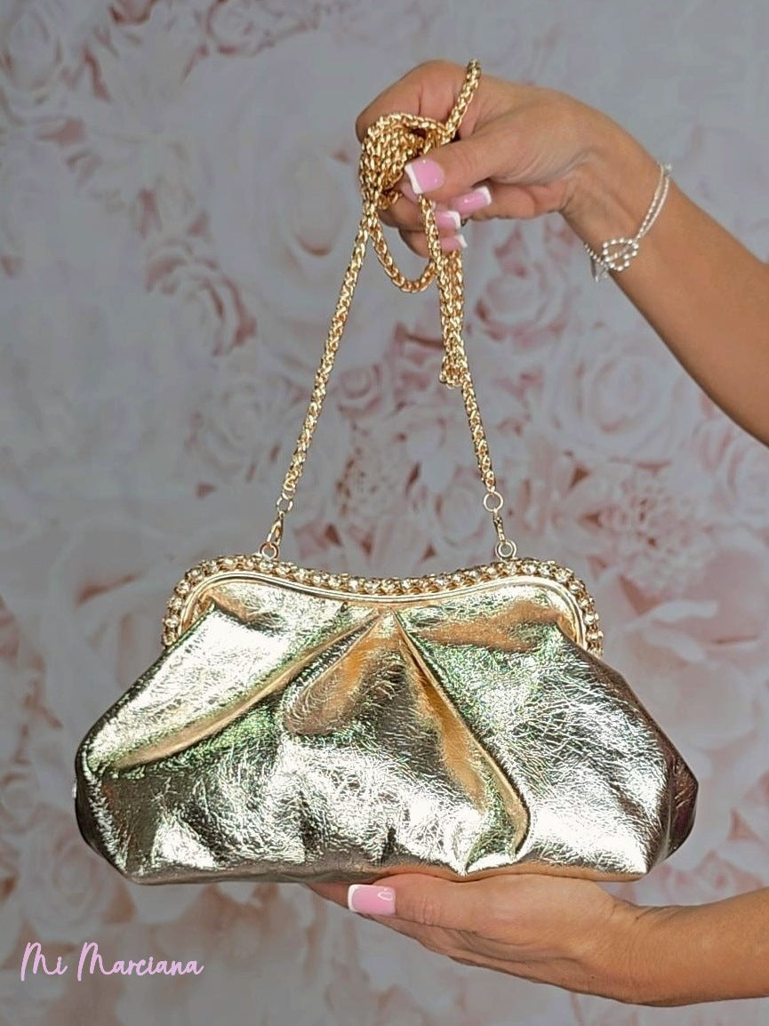 Poche métallique ornée d'ailes en strass