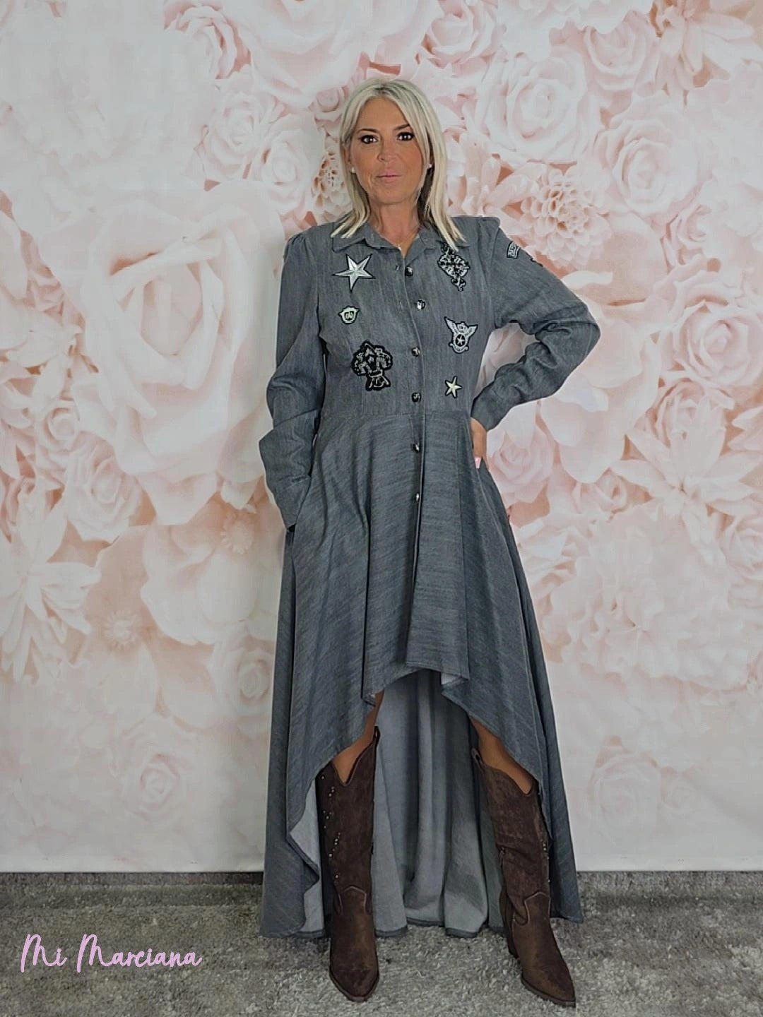 VESTIDO DE ganga CINZA COM APLIQUES MILITARES