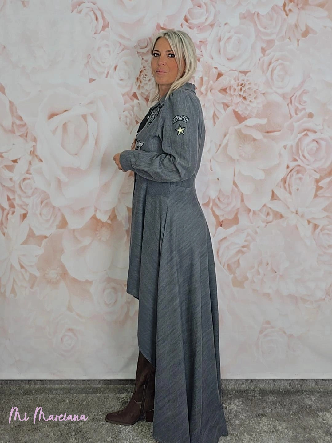 VESTIDO DE ganga CINZA COM APLIQUES MILITARES