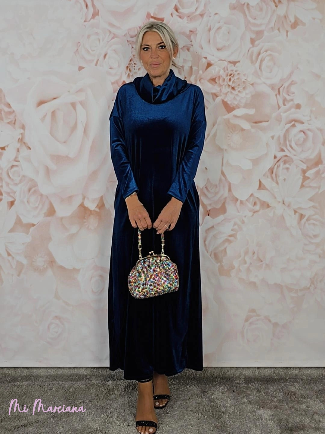 VESTIDO LONGO DE VELUDO COM DECOTE EM CASCATA JOT