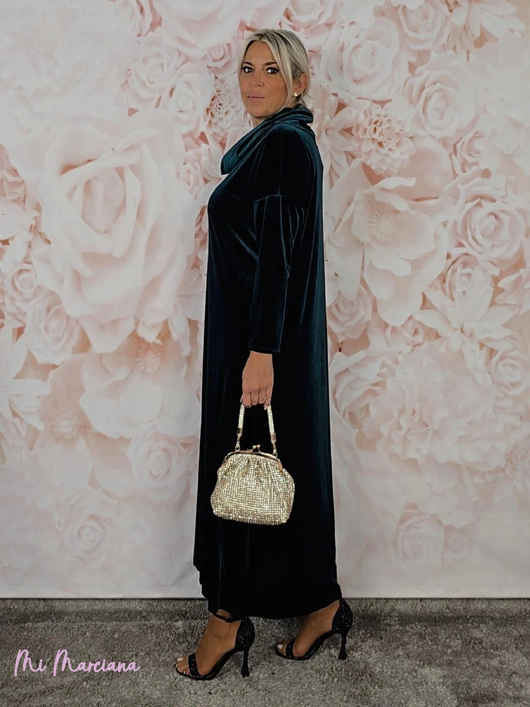 VESTIDO LONGO DE VELUDO COM DECOTE EM CASCATA JOT