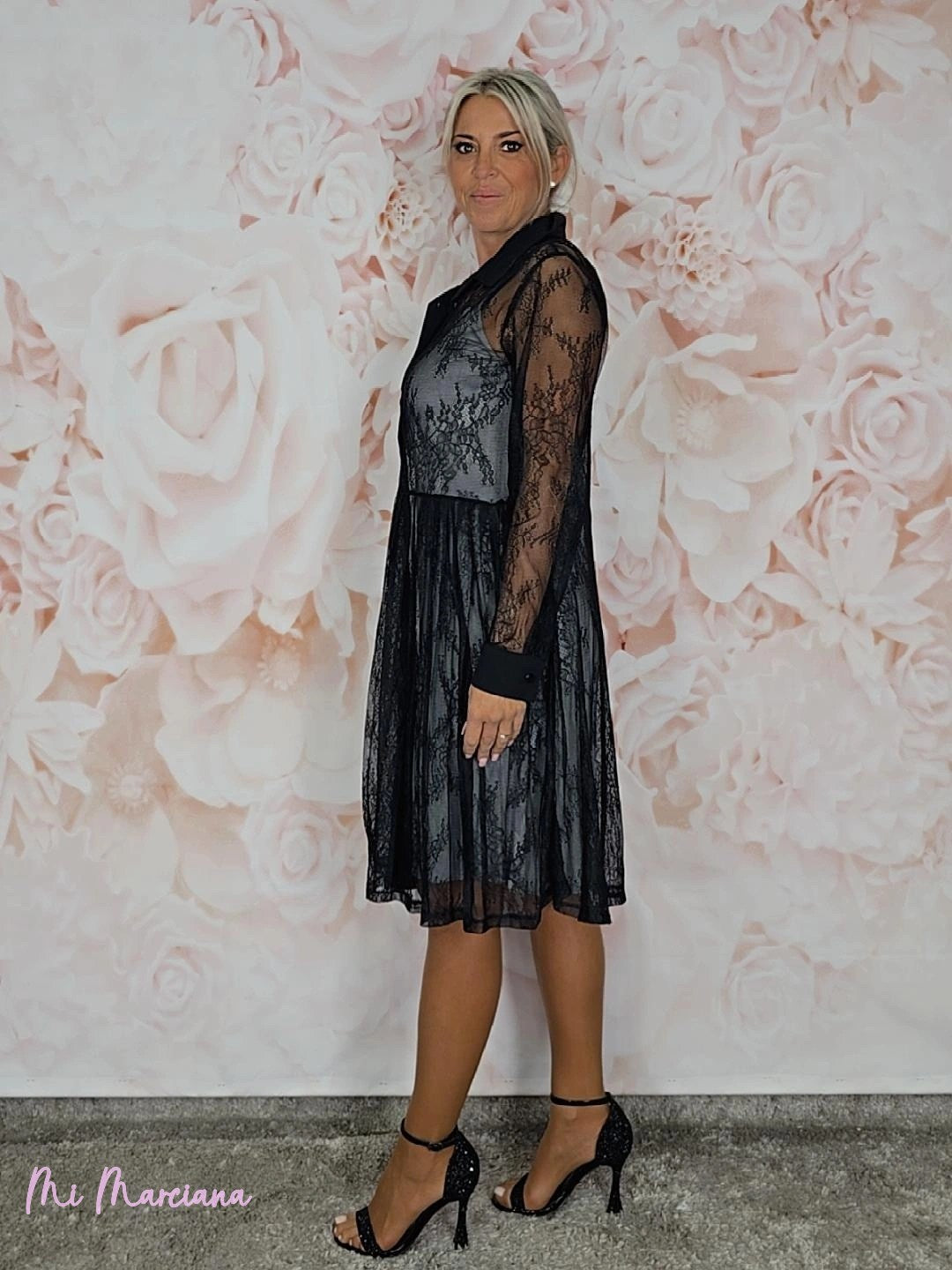 Vestido curto estilo camisa JOT com renda contrastante