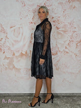 Vestido curto estilo camisa JOT com renda contrastante