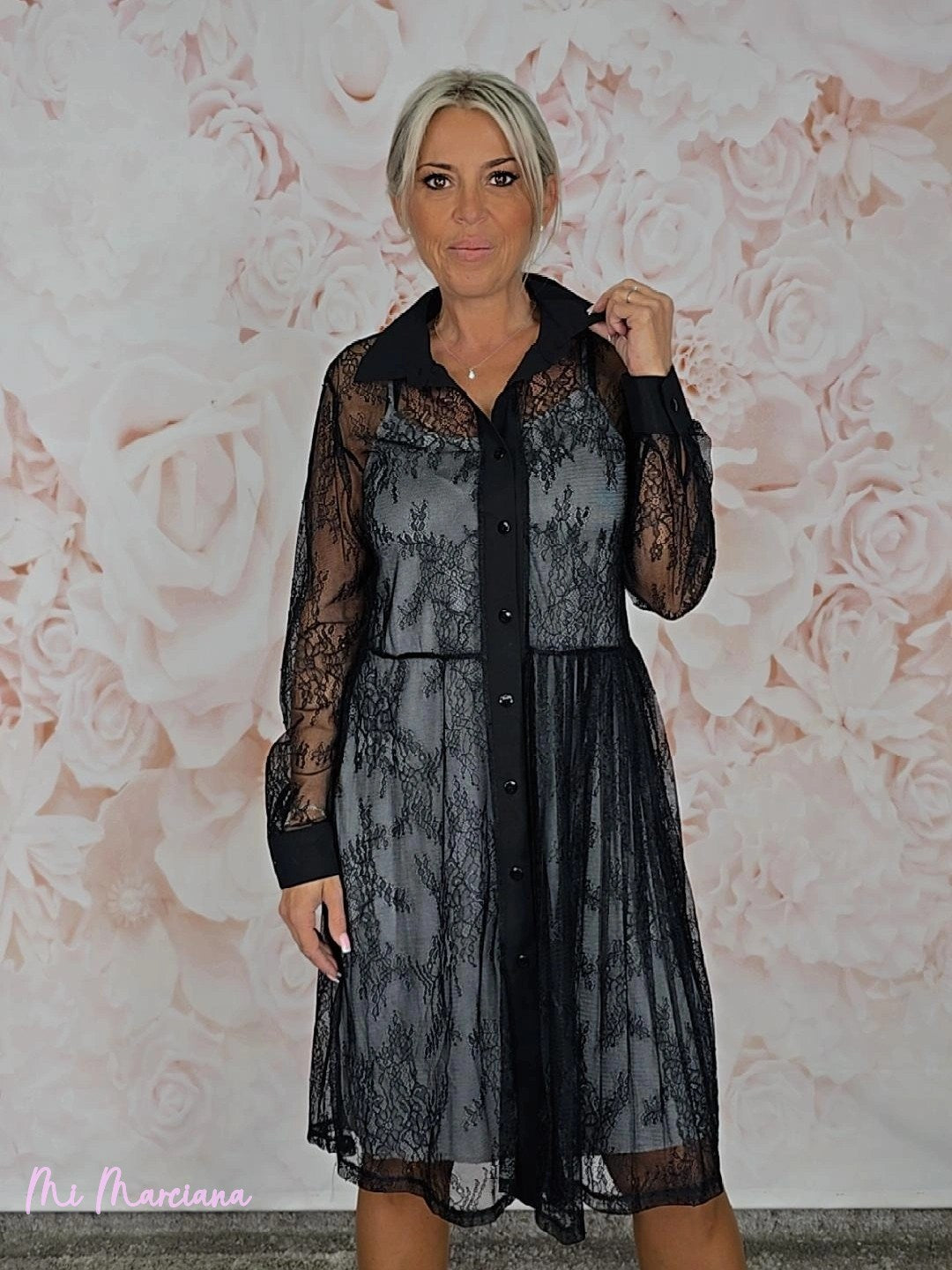 Vestido curto estilo camisa JOT com renda contrastante