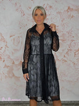 Vestido curto estilo camisa JOT com renda contrastante