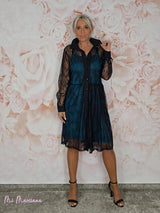 Vestido curto estilo camisa JOT com renda contrastante