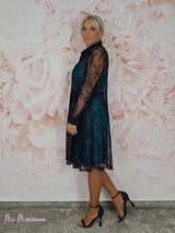 Vestido curto estilo camisa JOT com renda contrastante