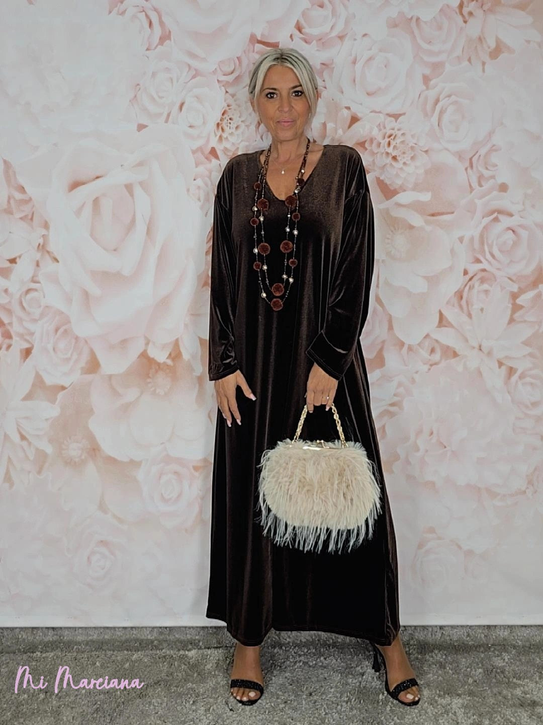 VESTIDO LONGO DE VELUDO COM DECOTE EM V