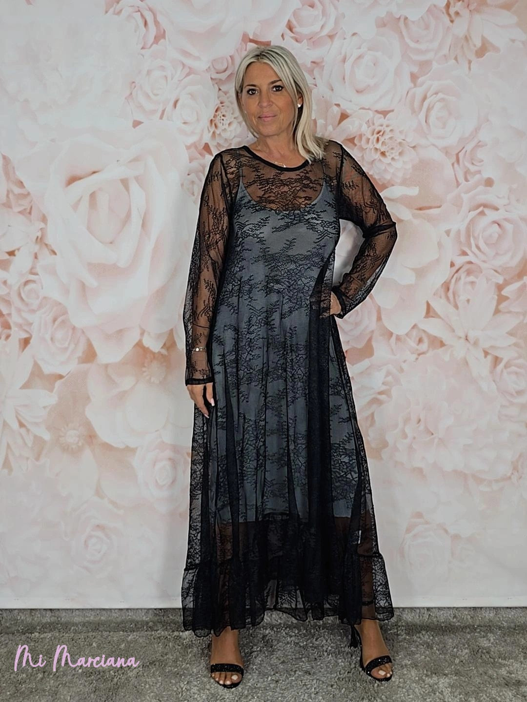 VESTIDO LONGO EM RENDA COM BABADOS CONTRASTANTES JOT