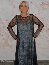 VESTIDO LONGO EM RENDA COM BABADOS CONTRASTANTES JOT