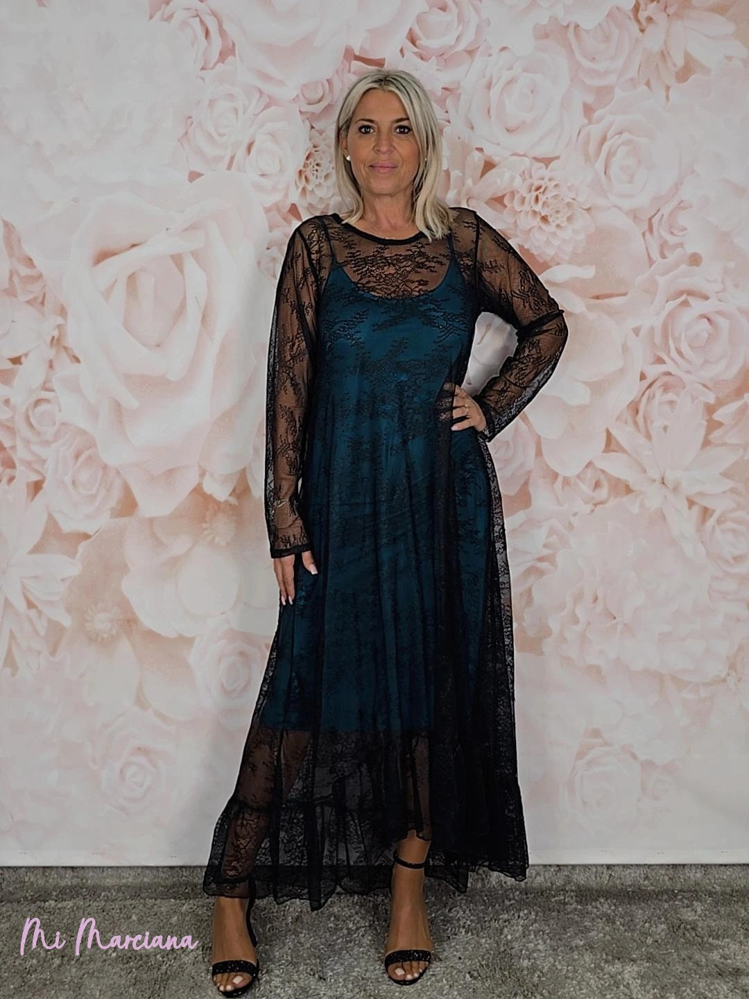 VESTIDO LONGO EM RENDA COM BABADOS CONTRASTANTES JOT