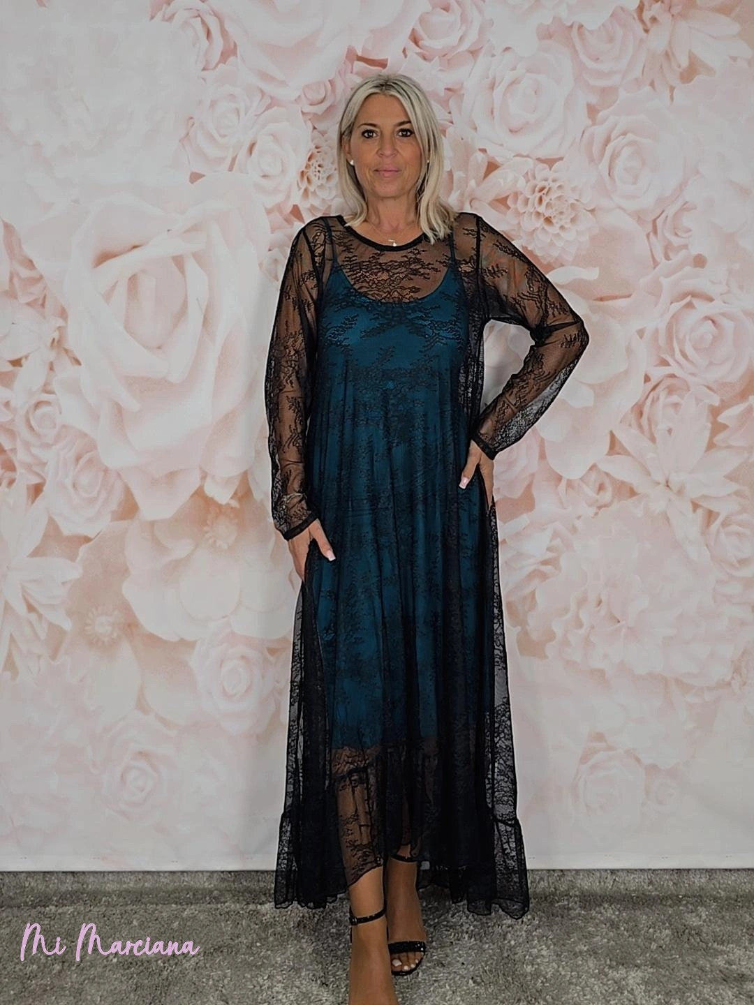 VESTIDO LONGO EM RENDA COM BABADOS CONTRASTANTES JOT