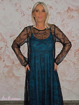 VESTIDO LONGO EM RENDA COM BABADOS CONTRASTANTES JOT